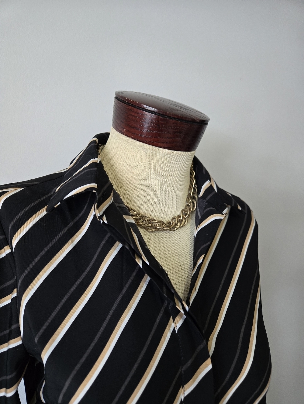 BANANA REPIBLIC FACTORY Striped Tie-Waist Shirt Dress in Black and Cream. Size 4 - Picture 3 of 13